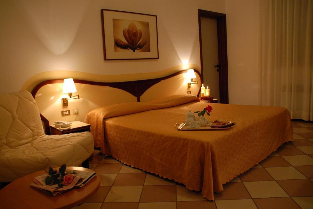 Hotel La Fenice فورمجيني الغرفة الصورة
